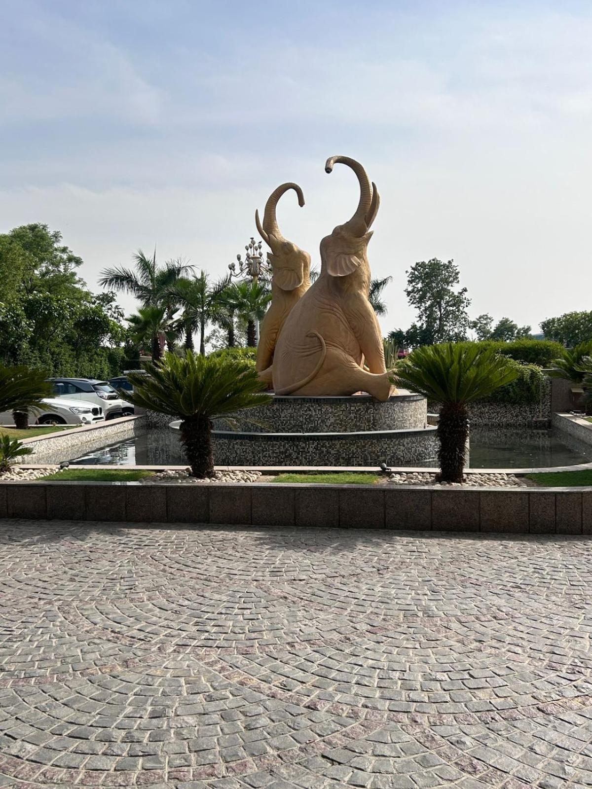 Saura Hotel, Agra - A Club Mahindra Associate Eksteriør billede