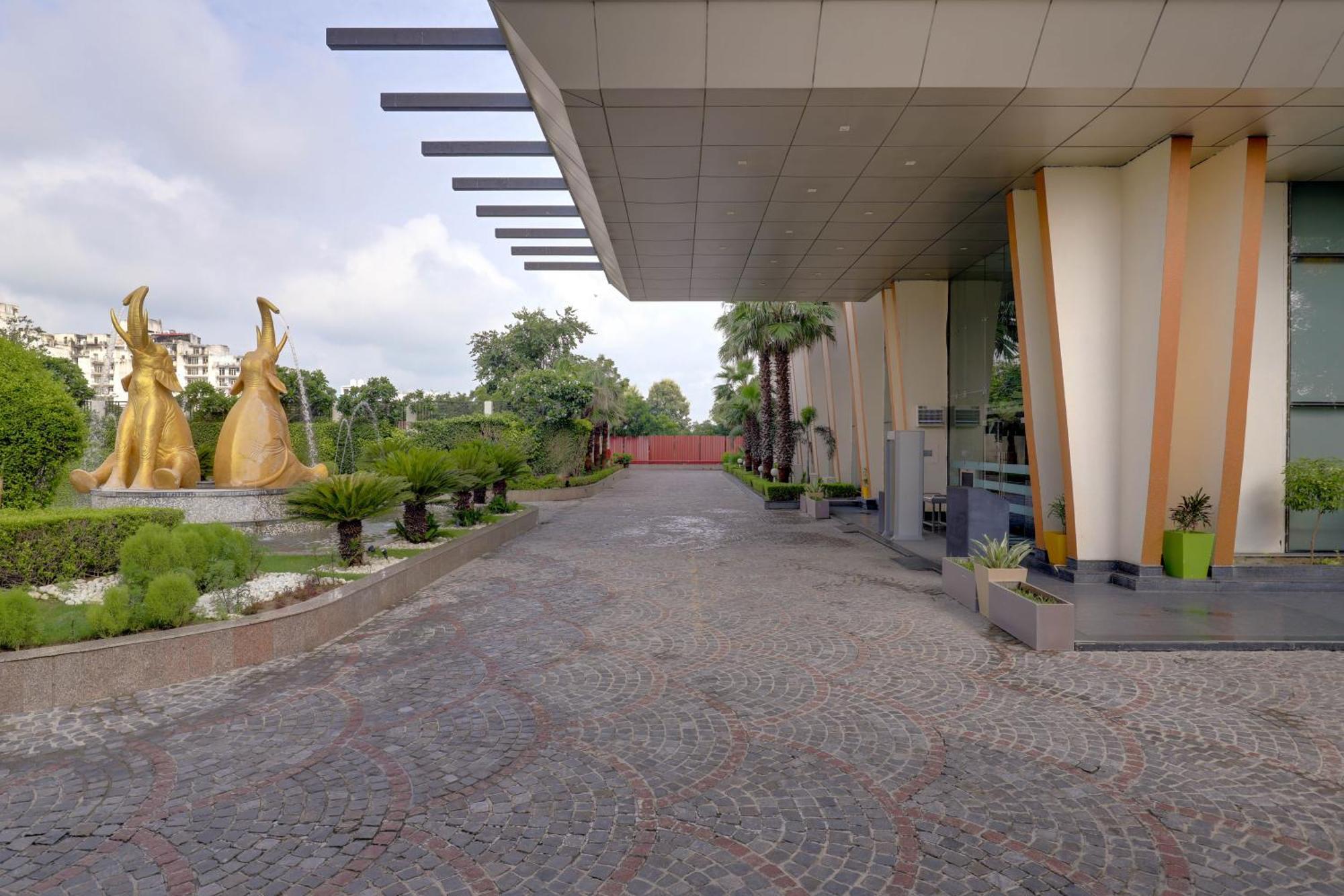 Saura Hotel, Agra - A Club Mahindra Associate Eksteriør billede