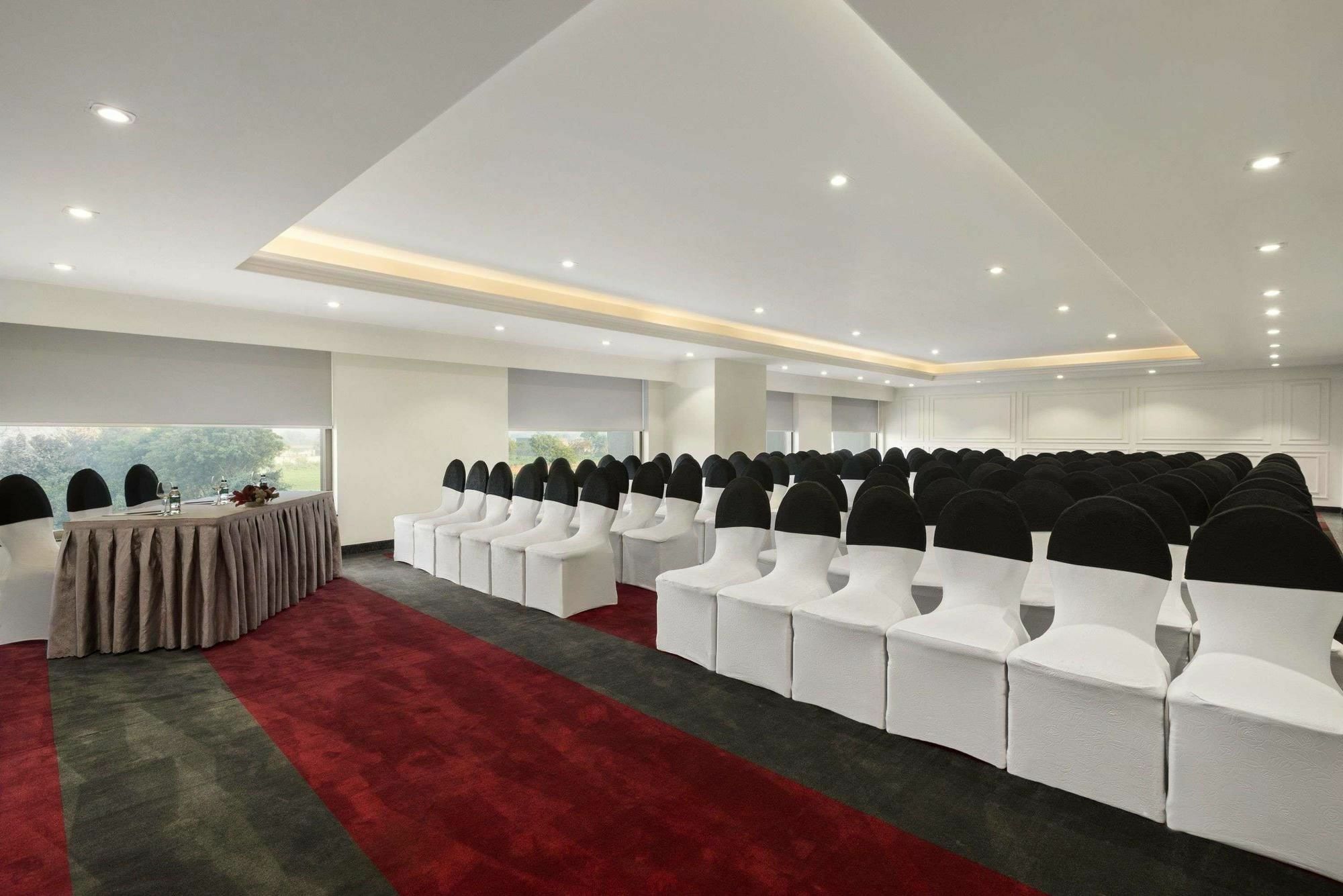 Saura Hotel, Agra - A Club Mahindra Associate Eksteriør billede