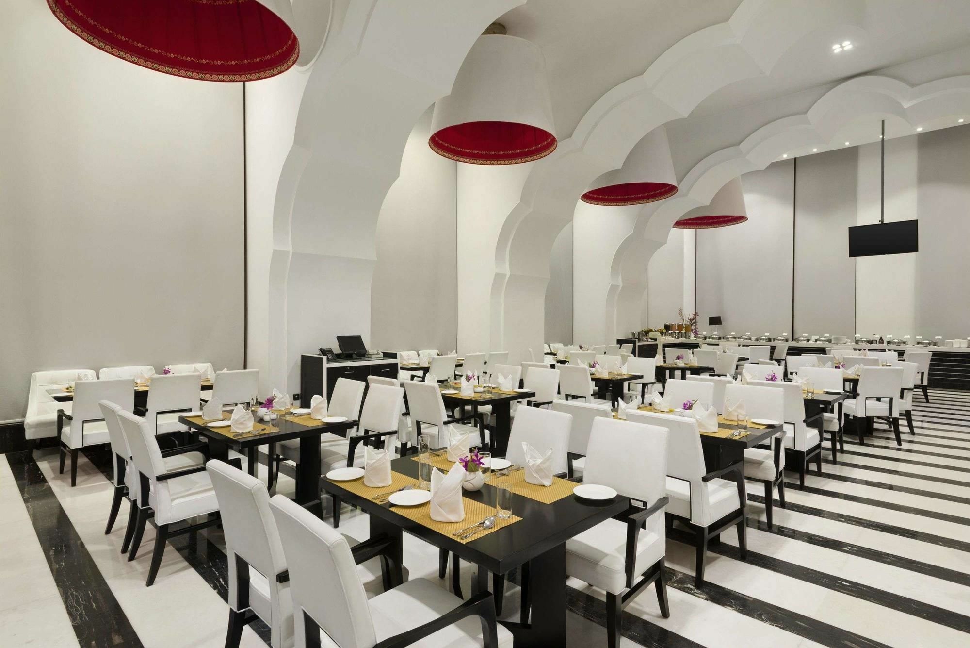 Saura Hotel, Agra - A Club Mahindra Associate Eksteriør billede